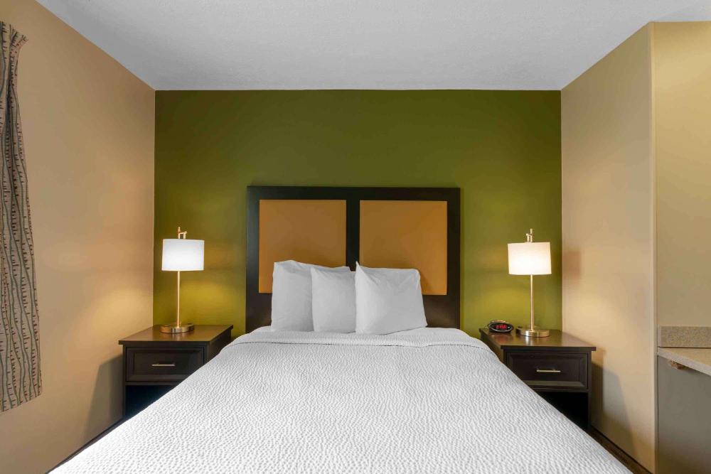 Efficiency Queen Room with Tub - Disability Access/Non Smoking interior